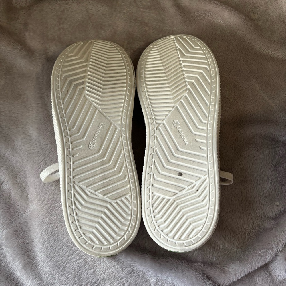 Cariuma White Knit Low-Top Sneakers with Green Details - Picture 7 of 9
